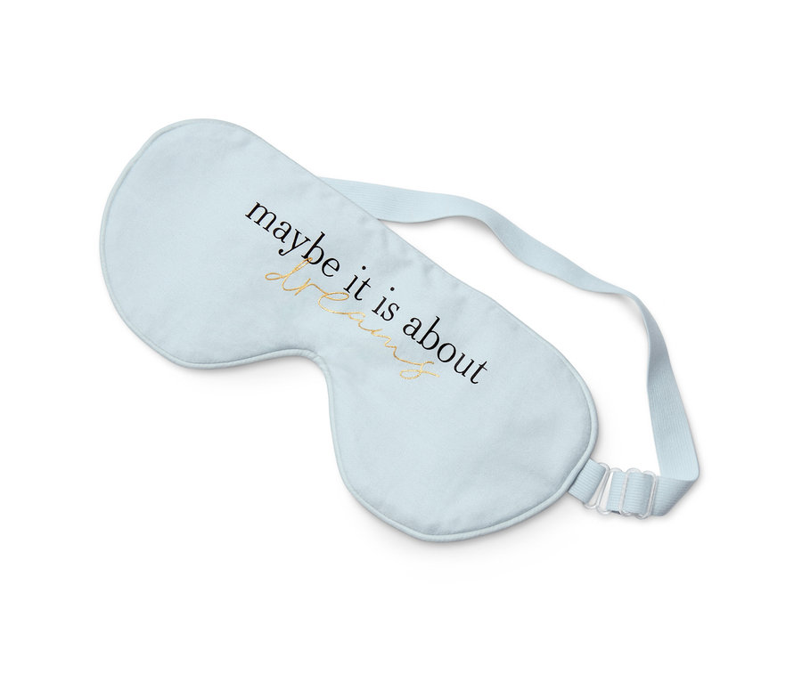 Hellblaue Schlafmaske mit der Aufschrift "maybe it is about dreaming" mit Zirbenflocken.