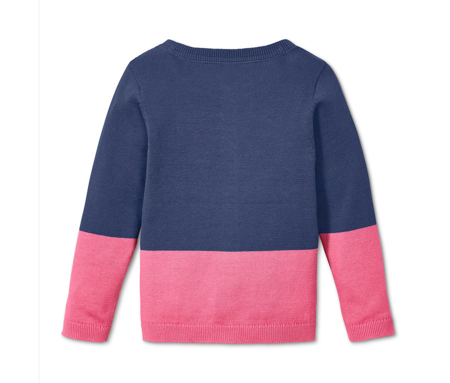 Detail einer Strickjacke aus Bio-Baumwolle, die oben blau und unten rosa ist.
