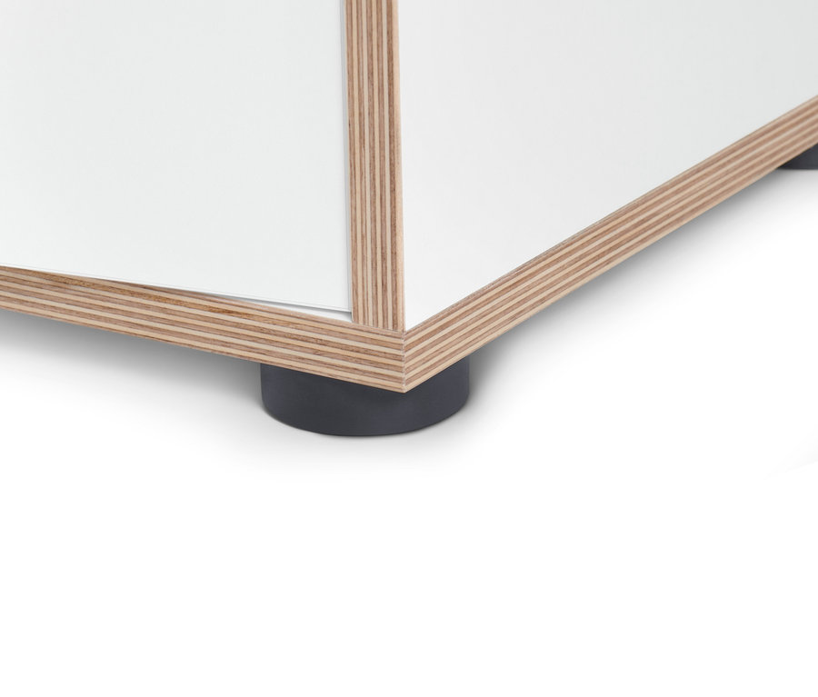 Detailansicht der Unterseite eines weißen Sideboards mit Türen, mit Holzeinfassung und schwarzen Füßen.