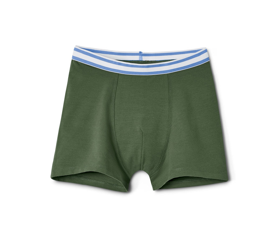 Nahaufnahme von olivgrünen Jungen-Slipboxern mit blau-weiß gestreiftem Bund.