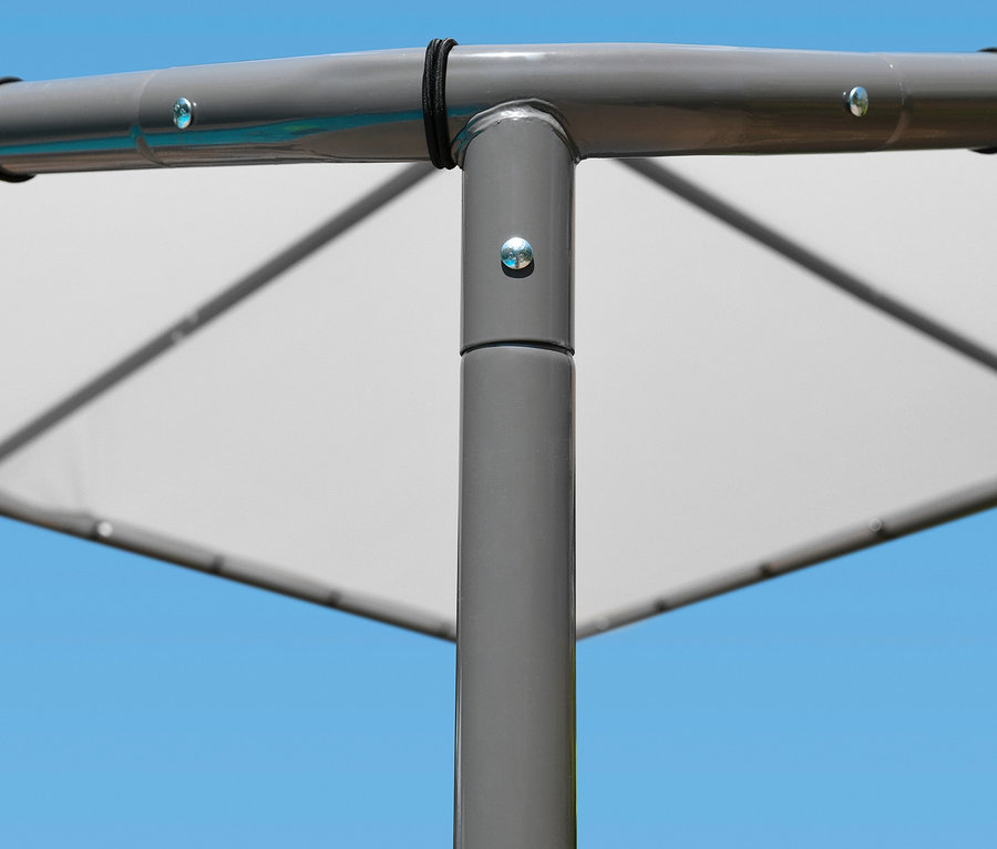 Detailansicht eines grauen Stoffpavillons.