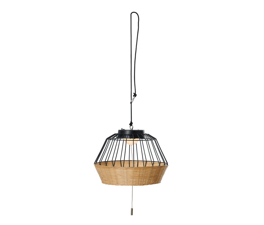 Eine LED-Outdoor-Hängeleuchte mit schwarzem Drahtschirm und Korbgeflecht.