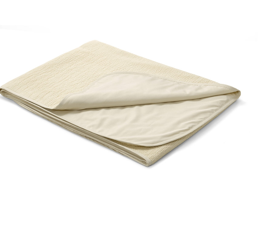 Ein beige strukturierter Bettläufer mit glattem Futter liegt gefaltet auf einem weißen Hintergrund.