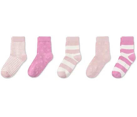 Fünf Paar Socken mit verschiedenen Mustern in Rosatönen.