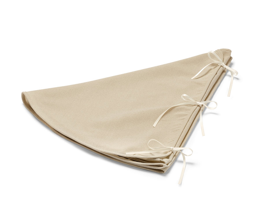 Beige Tannenbaumdecke mit Satinschleifen.