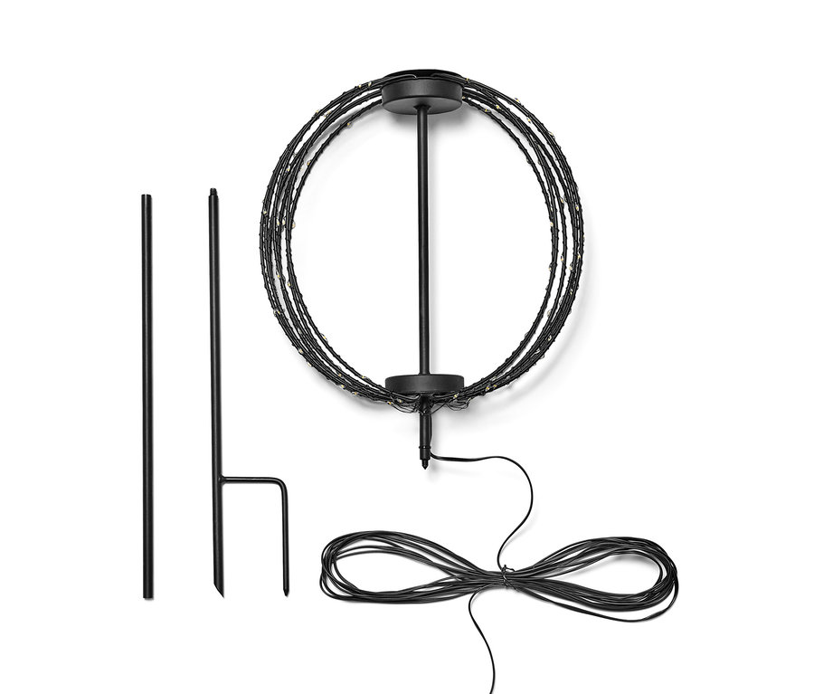 Schwarzer LED-Gartenstecker »Kugel« und zwei Stäbe zum Einstecken in den Boden.