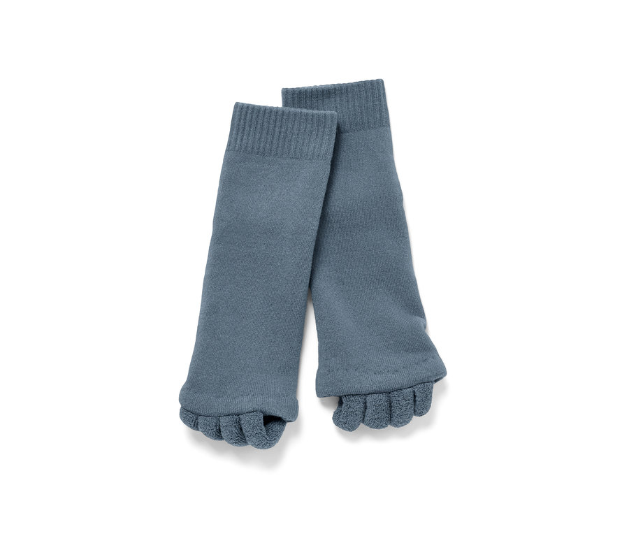 Zwei graue Lackier- und Relaxsocken.