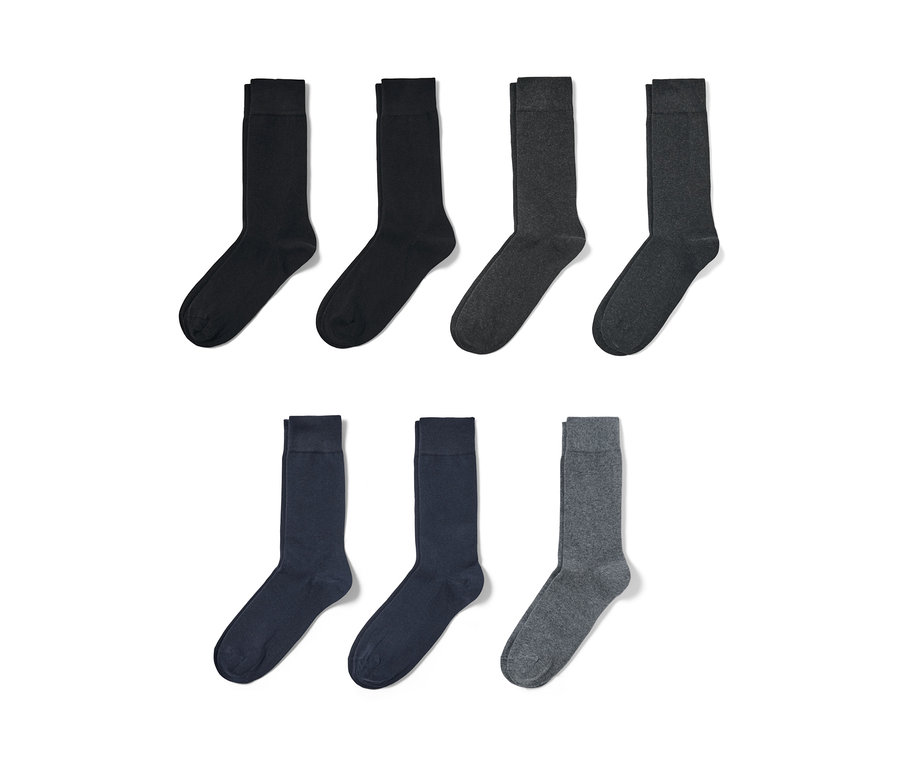 Sieben Paar Socken in Schwarz, Dunkelgrau, Blau und Hellgrau.