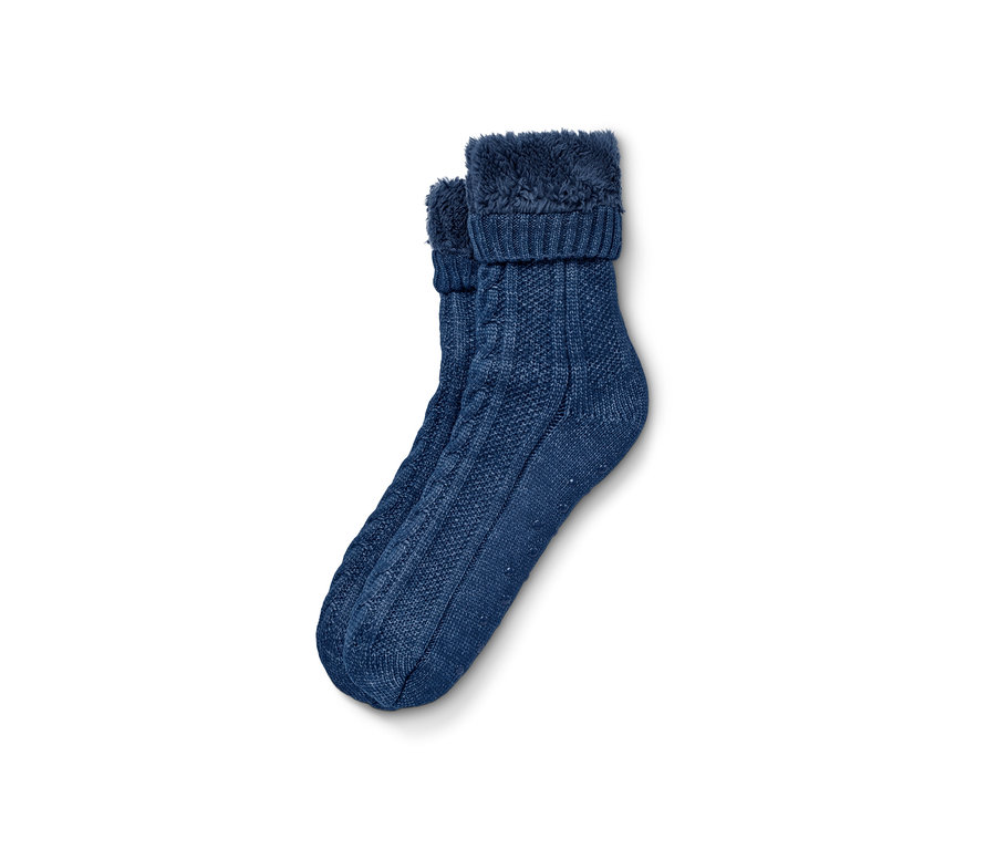 Ein Paar blaue Hausschuhsocken auf weißem Hintergrund.