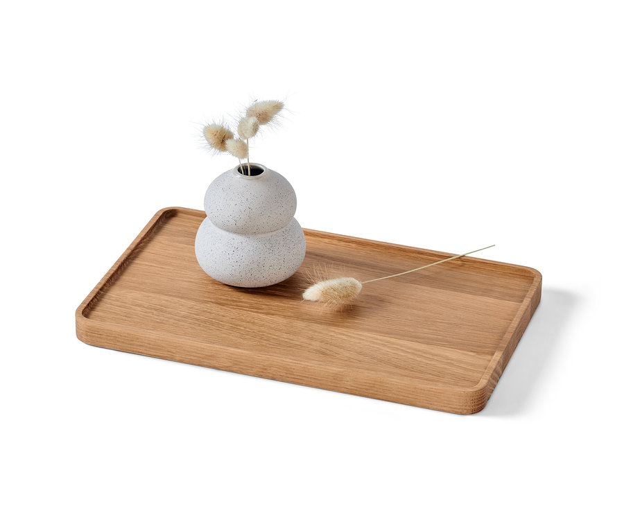 Auf einem Holztablett steht eine kleine, runde Vase mit Blumen.