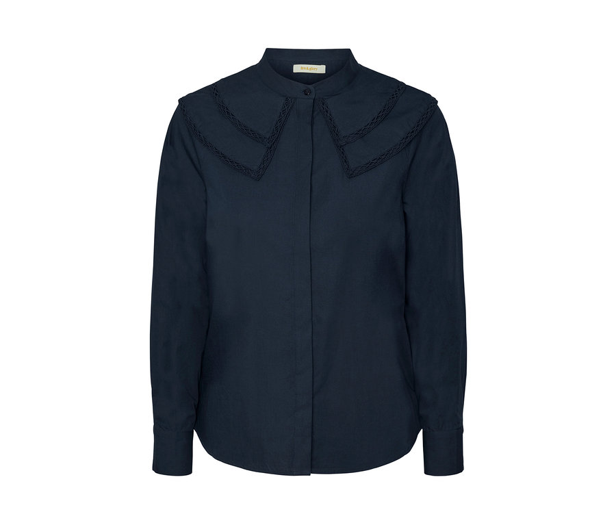 Marineblaue Hemdbluse mit Volantkragen.