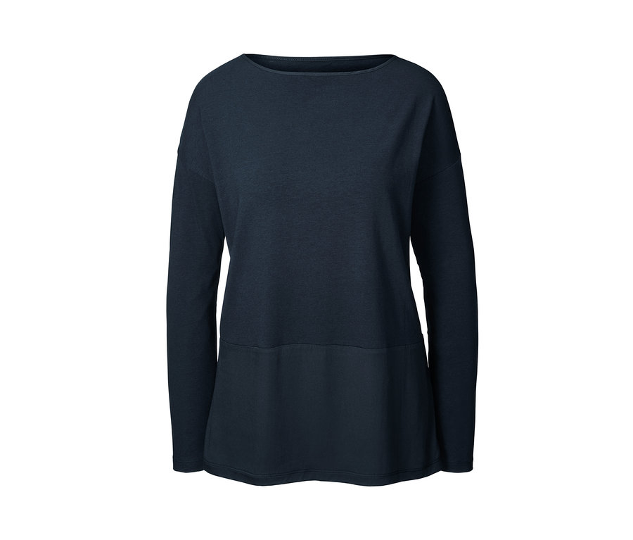Dunkelblauer Pyjama mit langen Ärmeln.