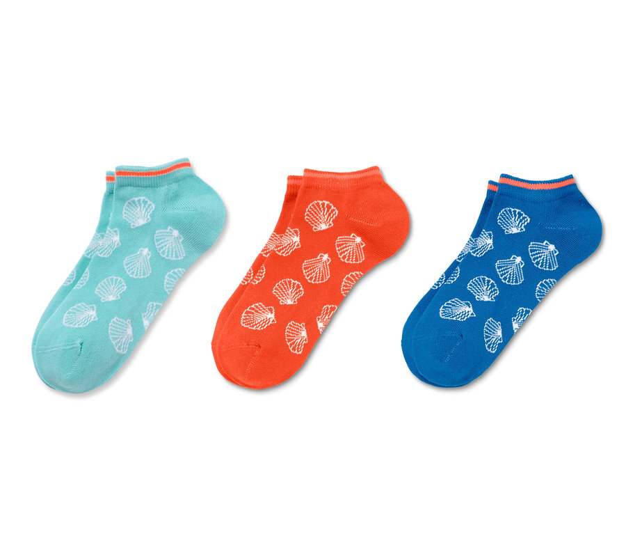 Drei Paar Sneakersocken mit Alloverprint aus Muscheln in Türkis, Orange und Blau.