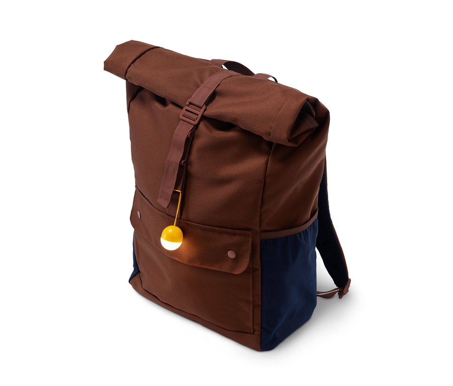 Brauner Rucksack mit einem leuchtenden 3 LED-Mini-Lichtern, die an einem Gurt befestigt sind.
