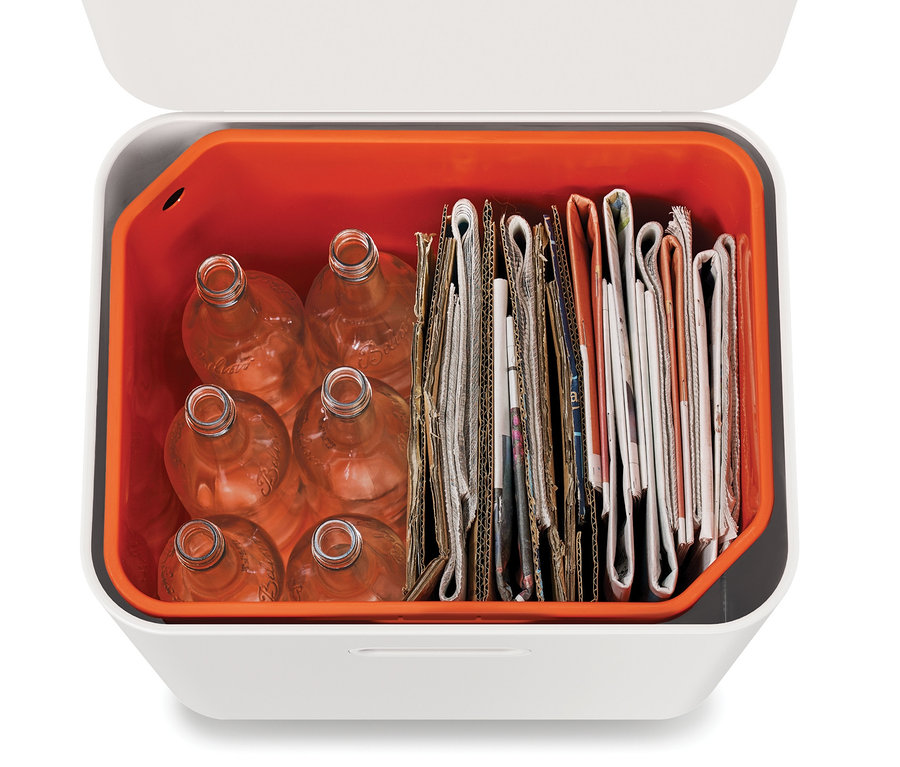 Draufsicht in einen Recycling-Abfalleimer von Joseph Joseph, der mit Glasflaschen und Papier gefüllt ist.