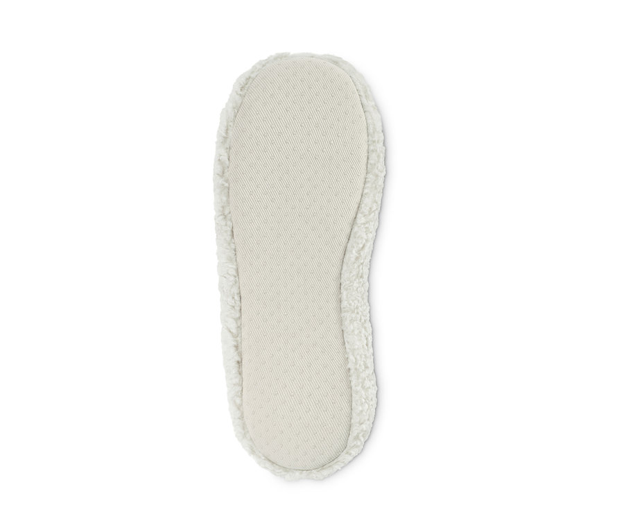 Detailansicht eines weißen Hausschuhslippers.