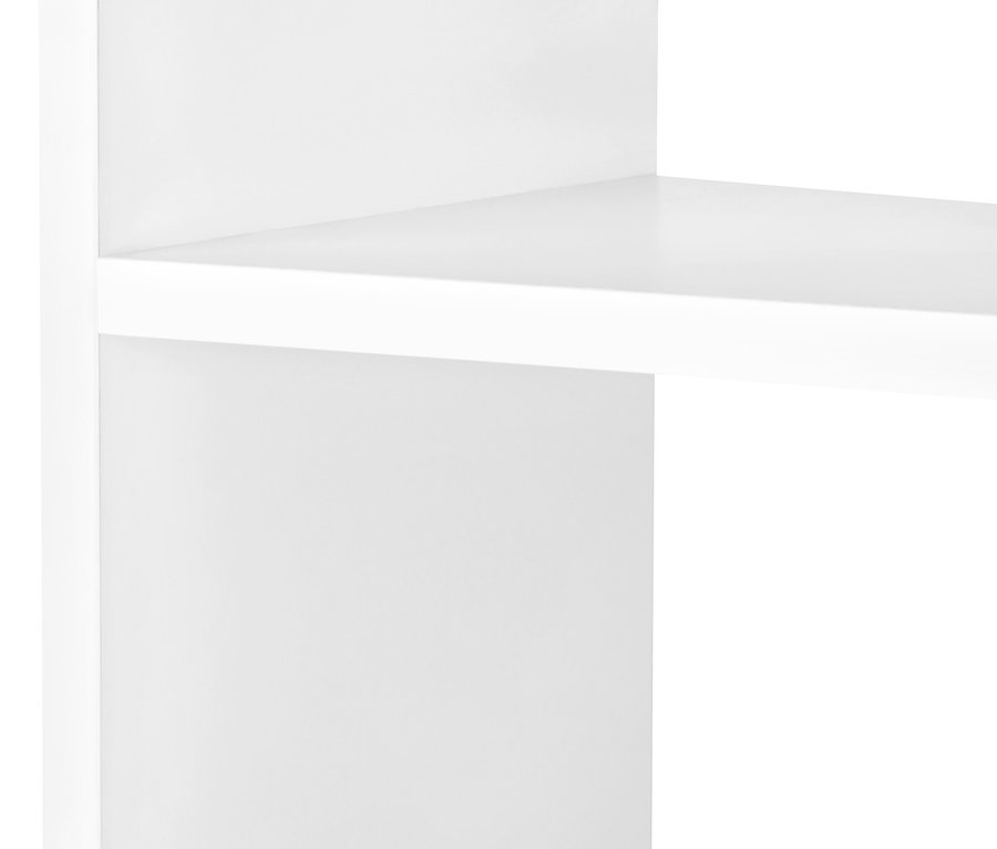 Detailansicht eines weißen Türregals.