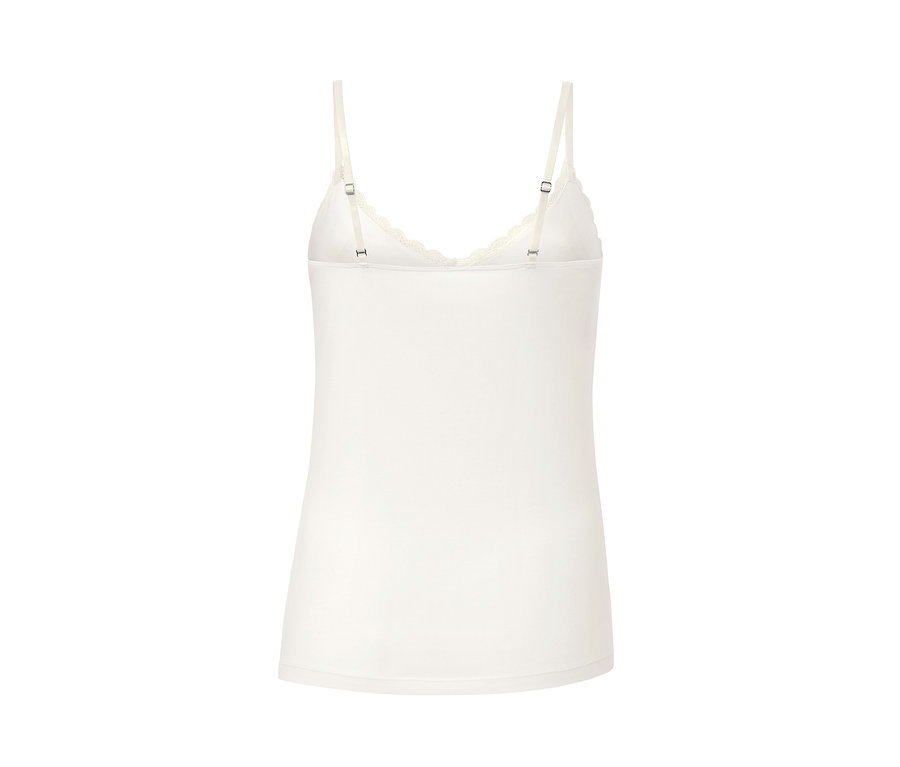 Detailansicht eines weißen Hemdchens mit Spitze.