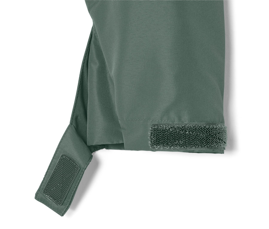 Detailansicht einer grünen Allwetterjacke mit Klettverschluss am Ärmel.
