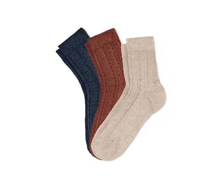 Drei Paar Socken mit Zopfmuster.