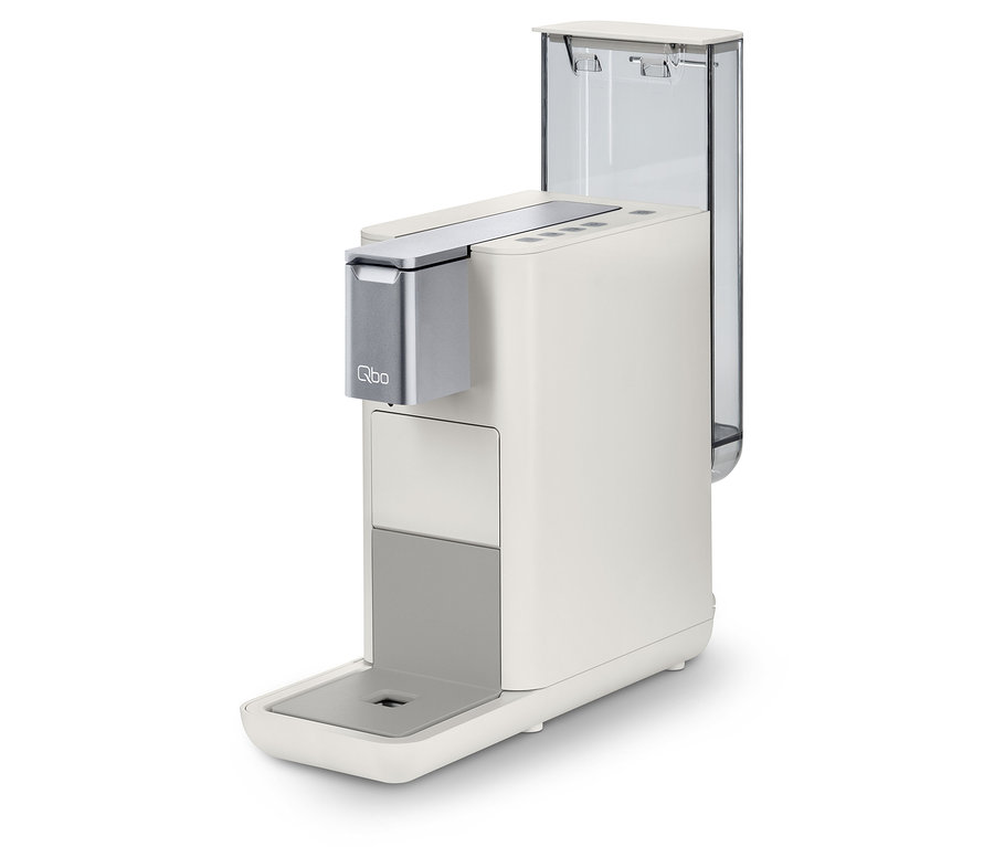 Weisse Qbo ESSENTIAL Bright Sand Kaffeemaschine.