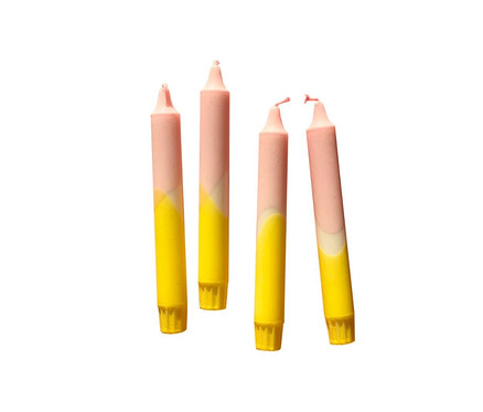 Vier Dip-Dye Kerzen, rosa und gelb.