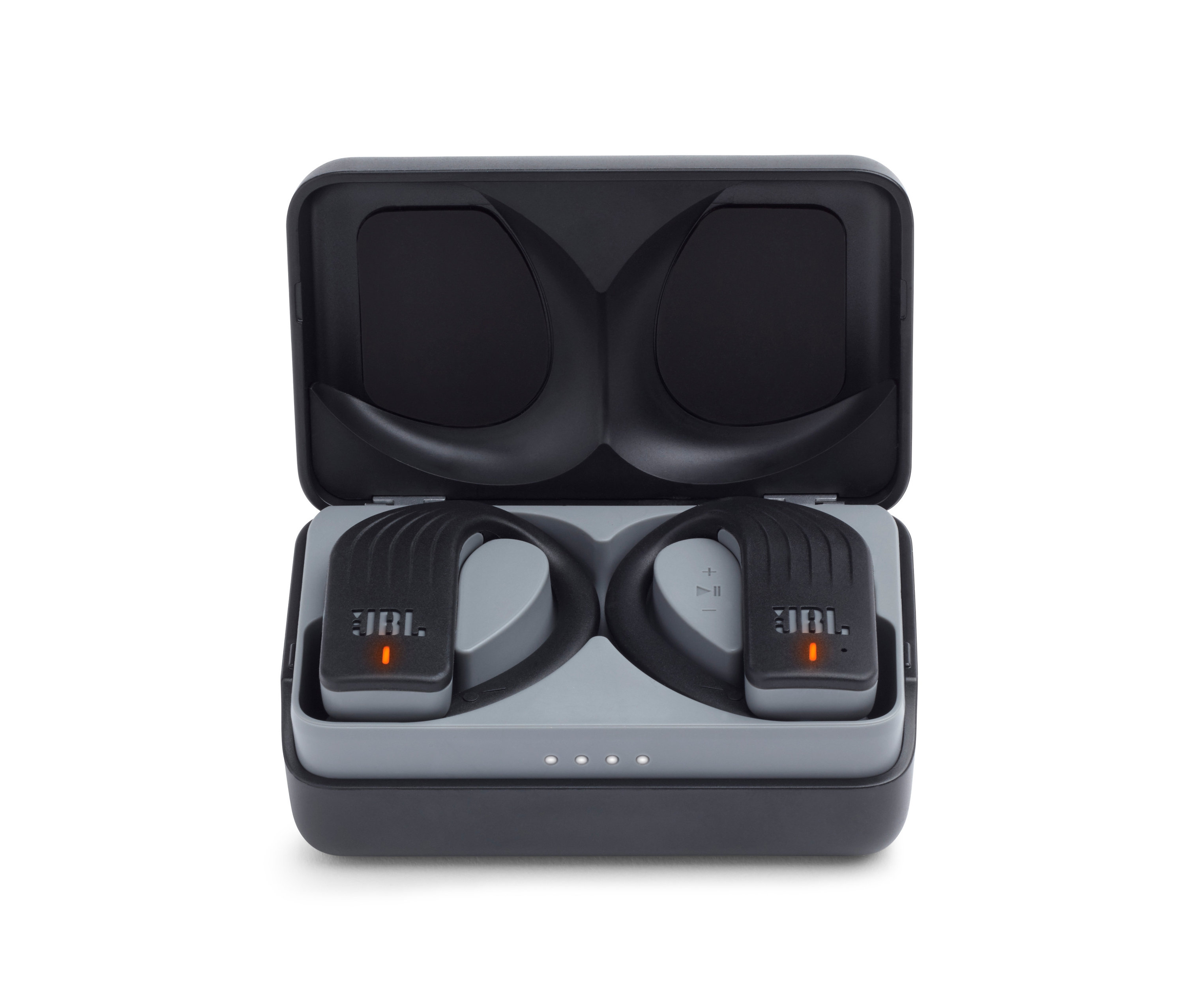Schwarze JBL Endurance Peak wasserdichte TWS Sport Kopfhörer liegen in einem geöffneten, grau-schwarzen Ladecase.