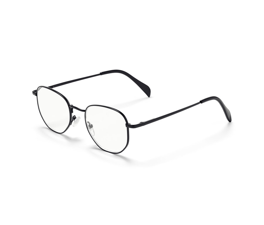 Eine schwarze Lesebrille mit Etui liegt auf einem weißen Hintergrund.