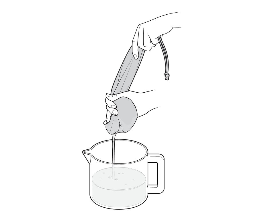 Hände pressen Inhalt aus 3 Obst- und Gemüsebeuteln in einen Krug.