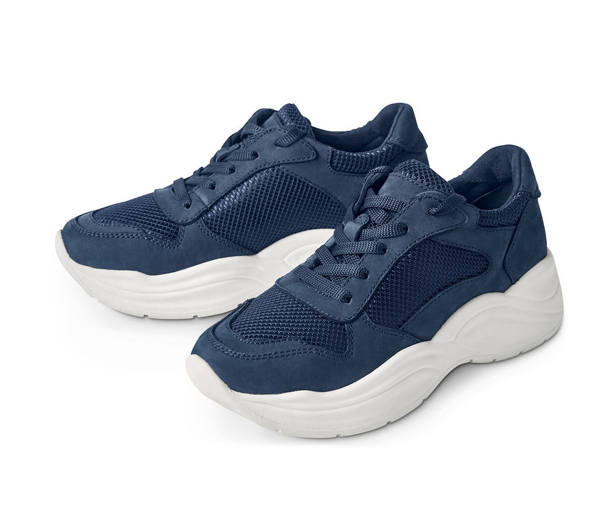 Zwei Leder-Sneaker auf weißem Hintergrund.