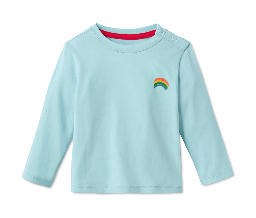 Ein hellblaues Jersey-Langarmshirt aus Bio-Baumwolle mit einem Regenbogen-Motiv.