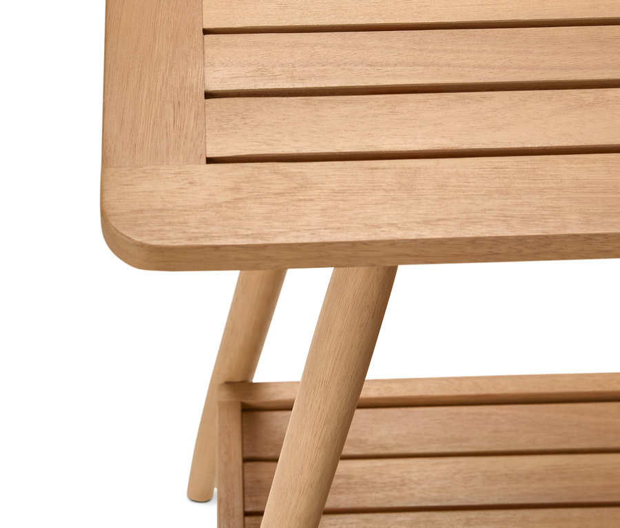 Detailansicht eines Konsolentisches mit 2 Ebenen aus Naturholz mit einer Lamellen-Ober- und Unterseite.