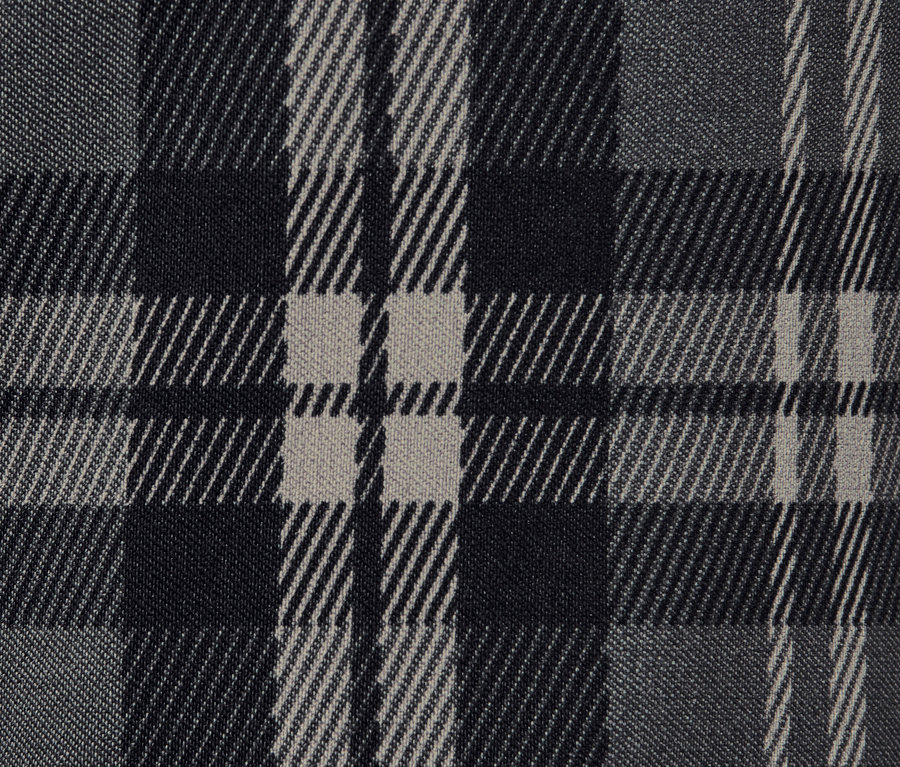 Detailaufnahme einer karierten Stretchhose.