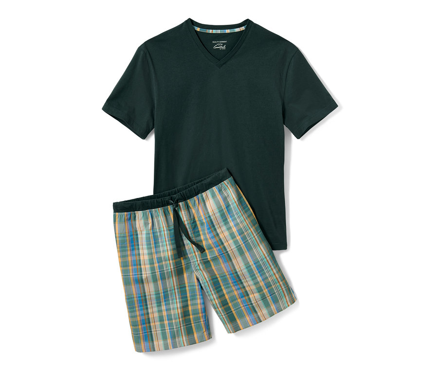 Ein dunkelgrüner Shorty-Pyjama bestehend aus einem V-Ausschnitt T-Shirt und karierten Shorts.