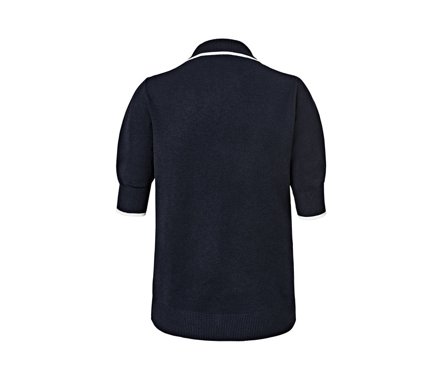 Dunkelblaues Feinstrick-Poloshirt mit weißer Paspel am Kragen und an den Ärmeln.