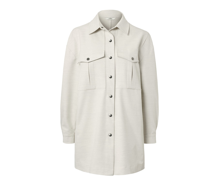 Ein cremefarbenes Overshirt mit Kragen, Taschen und silbernen Druckknöpfen.