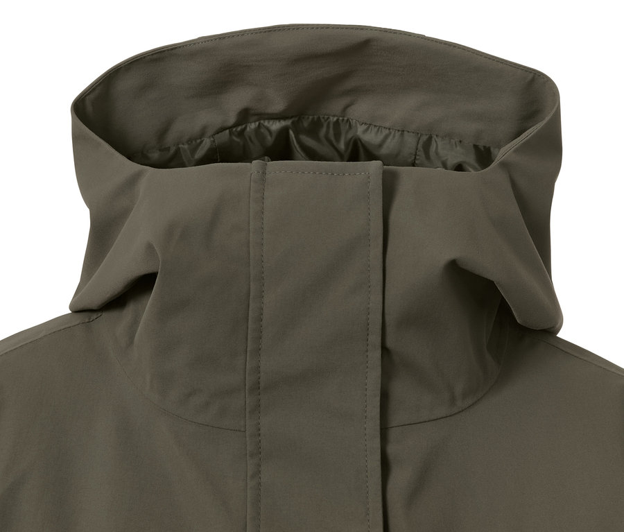Nahaufnahme eines olivgrünen 3-in-1-Regenmantels mit Weste, die Kapuze ist hochgezogen.