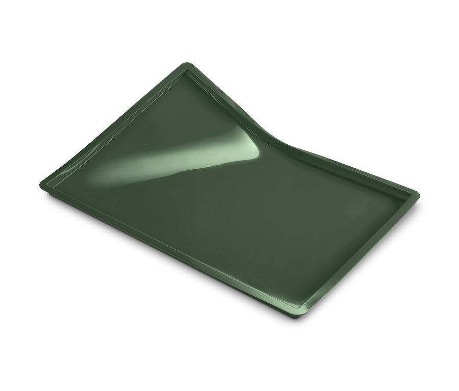 Eine grüne Dauerbackmatte mit Rand liegt auf einem weißen Hintergrund.