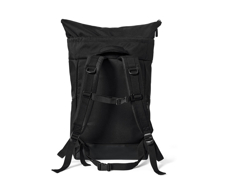 Detailansicht der Rückseite eines schwarzen Outdoor-Rucksacks.