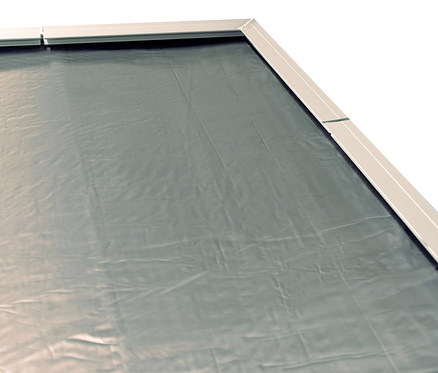 Detailansicht des Innenraums des WEKA Brennholzlager inkl. Gartenschrank mit grauer Plane.