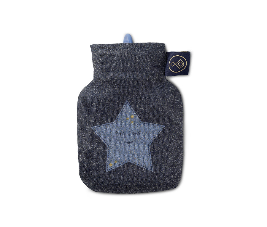 Eine blaue Mini-Wärmflasche mit Sternmotiv.