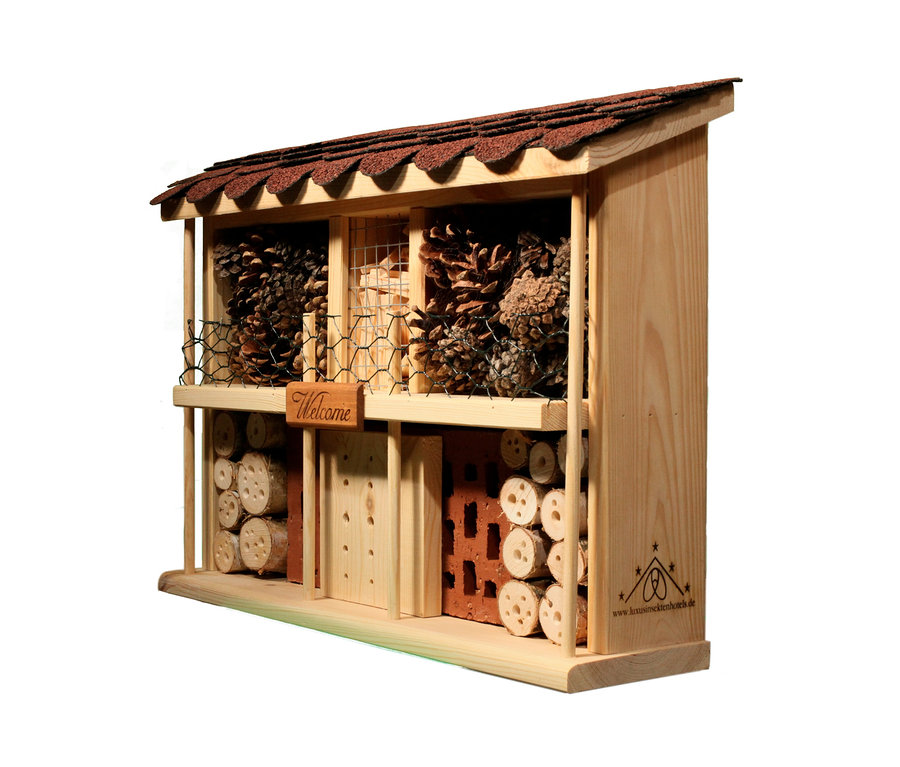 Ein Dobar Insektenhotel »Landhaus Komfort« aus Holz, gefüllt mit Zapfen, Holz und Ziegeln.