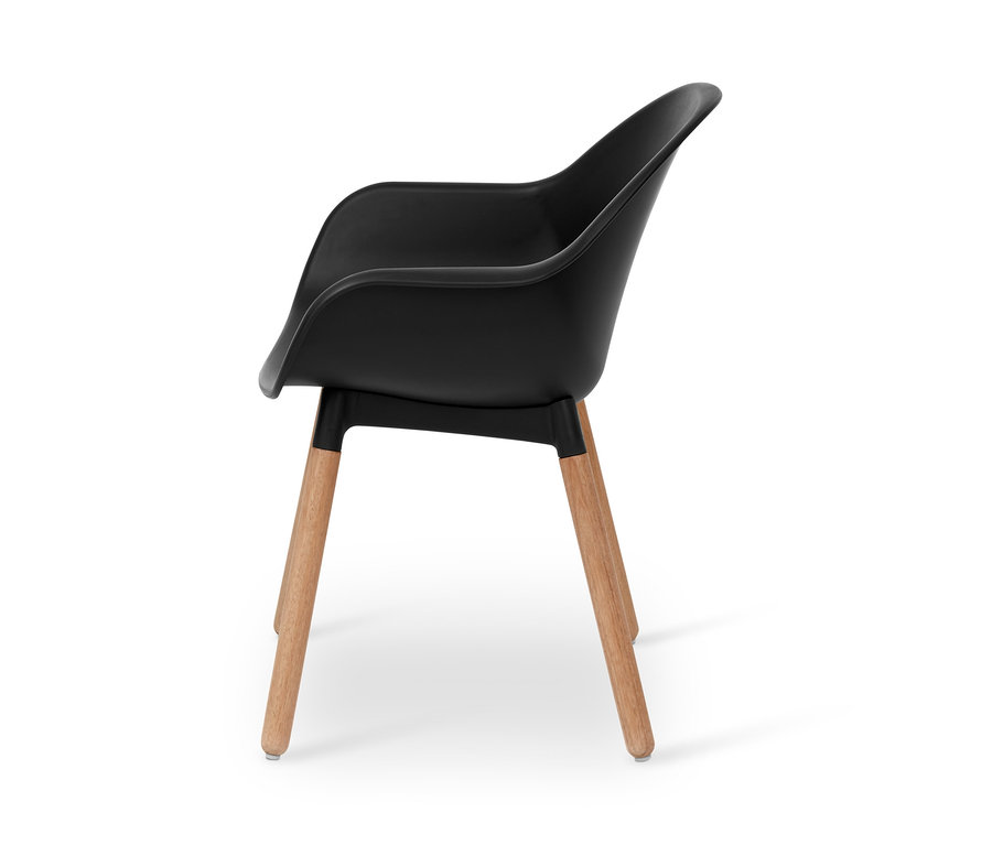 Schwarzer Schalenstuhl mit Armlehnen und Holzbeinen.