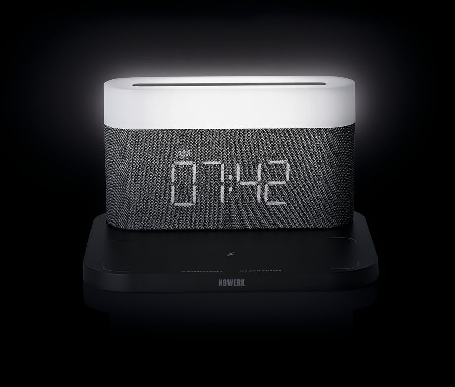 Der schwarze N8WERK Nachttischlampen-Wecker mit Wireless Charger zeigt die Uhrzeit 07:42.