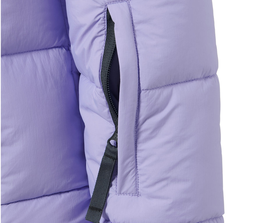 Detail einer Ski-Steppjacke mit Reissverschlusstasche.