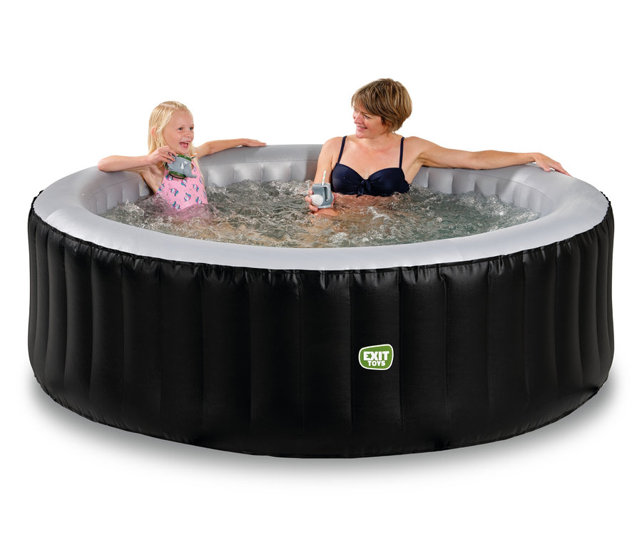 Eine Frau und ein Mädchen sitzen im EXIT Silver Classic Whirlpool für 4 Personen.