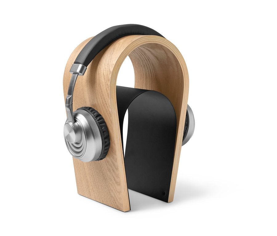 Kopfhörer hängen an einem Holz-Kopfhörerständer.