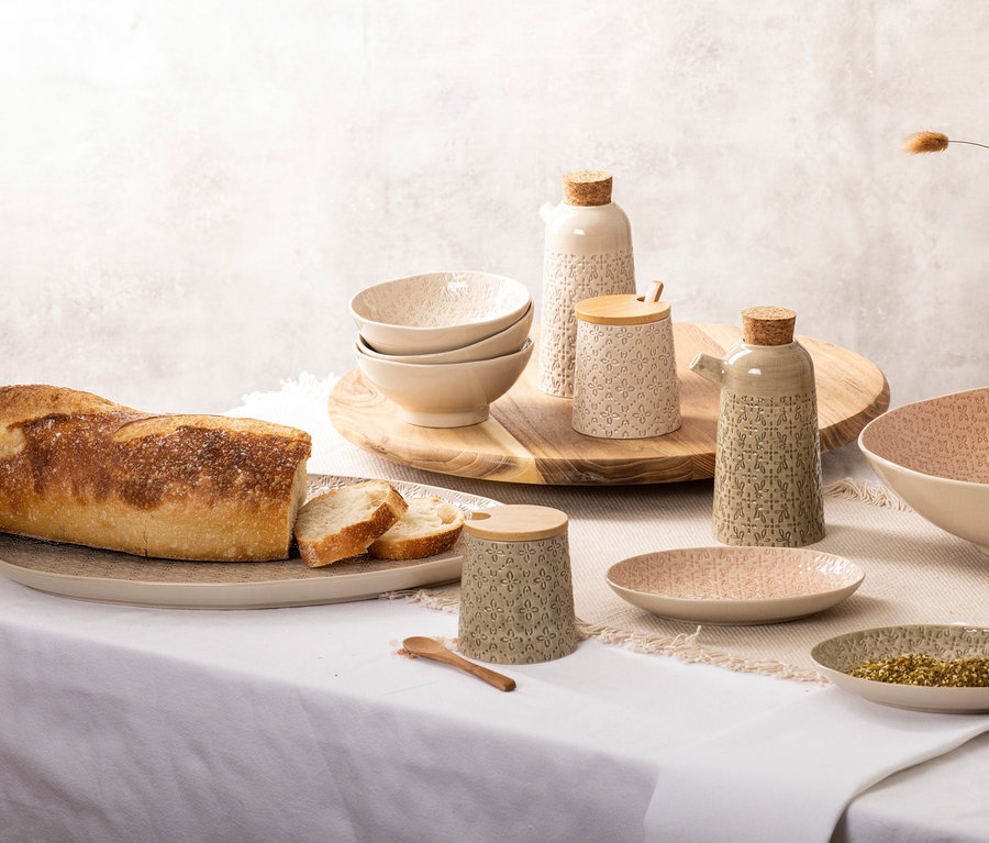 Brot, Tirari 3 Teller, Schalen und Birnen auf einem Tisch.