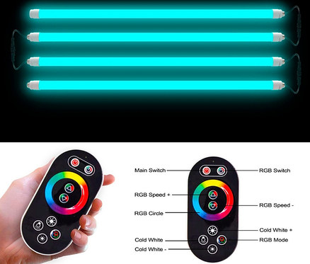 Vier blaue Leuchtröhren und zwei Fernbedienungen.