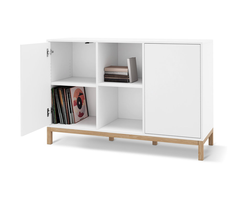 Weißes Sideboard mit teils offener Tür, innen Schallplatten und Bücher.